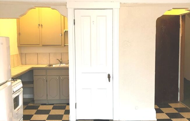 Studio, 1 bath, $775, Unit 20