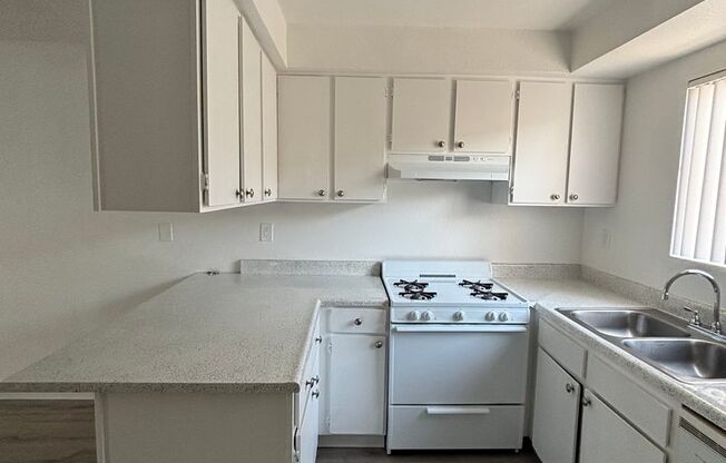 2-Bed, 1.5-Bath Apartment with $500 Move-In Special – Hawthorne, CA