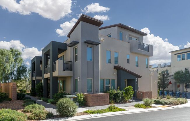 Luxury Summerlin townhome in resort style gated community