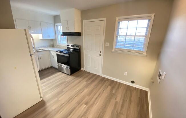 1 bed, 1 bath, 615 sqft, $1,100, Unit 871 Oakwood Villa