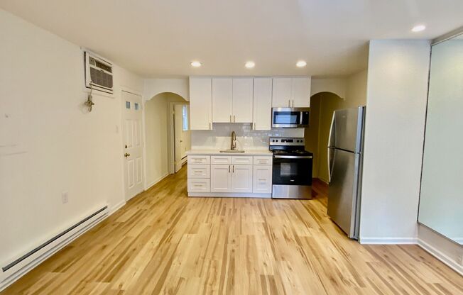 2 beds, 1 bath, $1,300