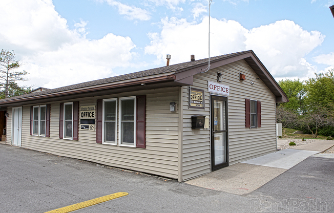 2 beds, 1 bath, 820 sqft, $985, Unit 4400 Wyndsor Terrace Building 5 #10