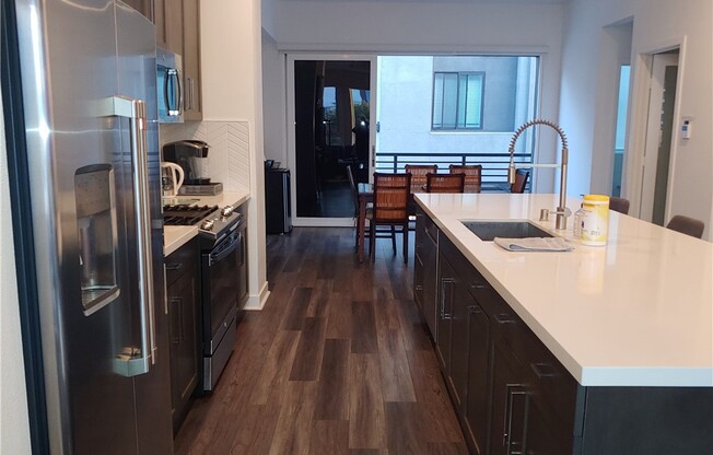 275 W 8 ST