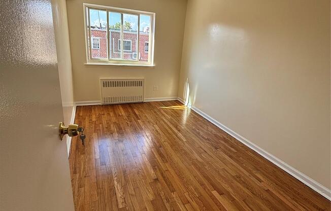 2 beds, 1 bath, 2,563 sqft, $2,500
