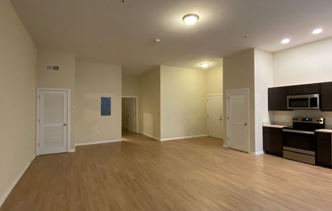 1 bed, 1 bath, 950 sqft, $1,350, Unit 417- Unit 303