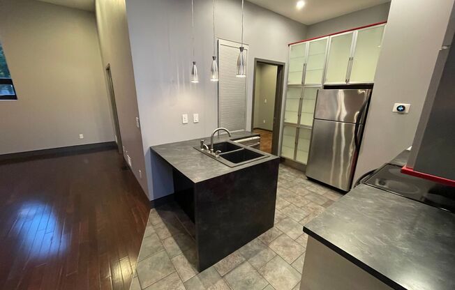 1 bed, 1 bath, 900 sqft, $1,295, Unit 1R