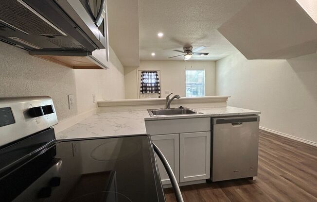 PROMO $250 Admin Fee Waived!! Experience Comfort and Convenience in this Lovely 3BR Condo / Pet Friendly! / Available NOW!!