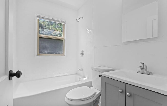 2 beds, 1 bath, 750 sqft, $1,660, Unit 2