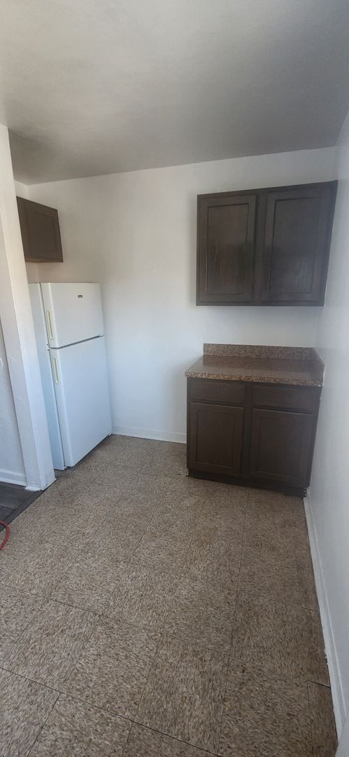 2 beds, 1 bath, 850 sqft, $1,595, Unit B-12