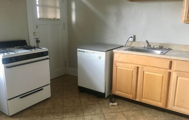 *** Large 3 & 4 Bedroom Apartments in Squirrel Hill * Pet Friendly * Sunroom, patios, spacious homes * Available Now ***