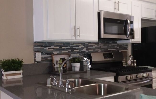 2 beds, 2.5 baths, 1,025 sqft, $3,270, Unit 8600-206