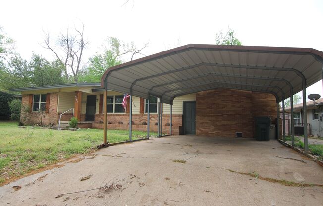 Adorable 3 Bed 2 Bath in Tyler with TWO Living Spaces! 1/2 OFF FIRST FULL MONTHS RENT!!