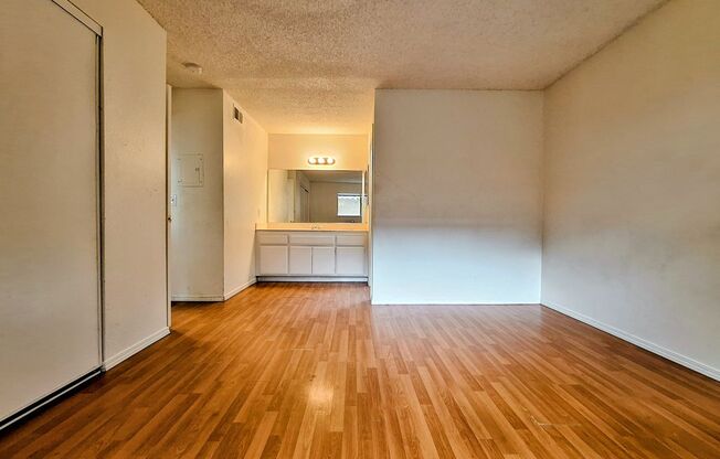 Beautiful 2bd Condo In Gated Community With Pool, Gym, and On-site Laundry