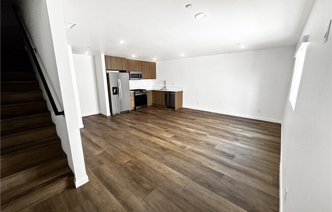 1607 W 207 ST