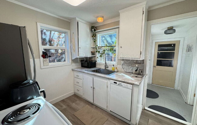 2 beds, 1 bath, 904 sqft, $2,190