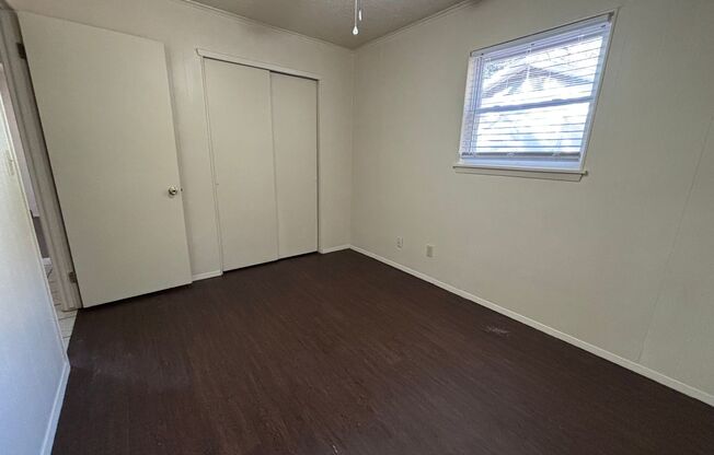 2 beds, 1 bath, $1,050, Unit 479 W Spruce