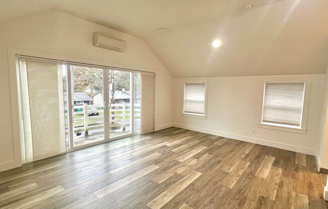 Sellwood Single Unit Building, 2nd Story Apt. Pricing with a House-like Feel