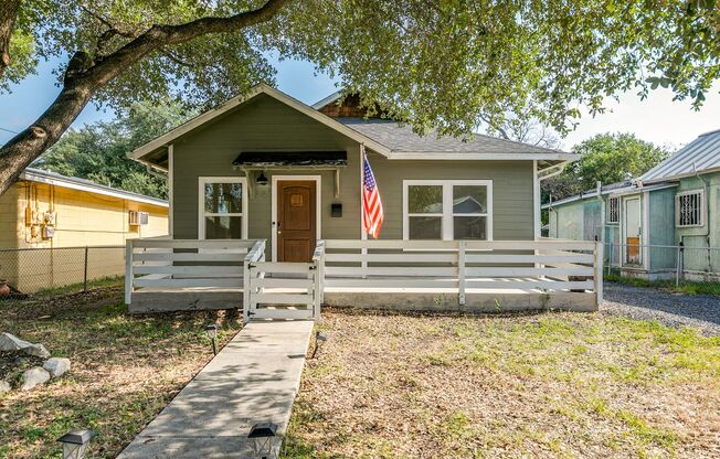 CHARMING LONE STAR DISTRICT COTTAGE