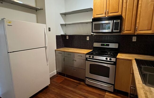 ⭐⭐⭐Spacious 4 Bedroom 1.5 Bath house located in University City.