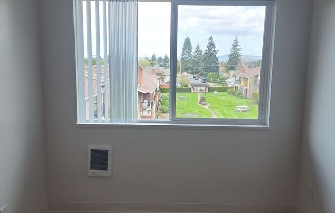 Spacious Ground Floor 2BR – Pet Friendly – Available Mid-June