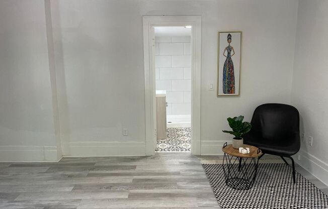 Beautifully Remodeled 1bed at White House Apartments
