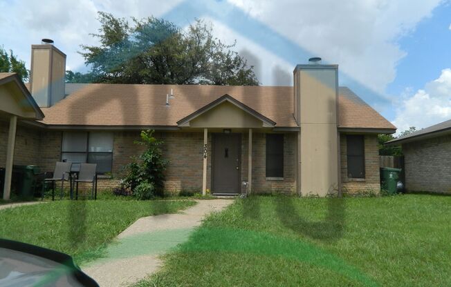 AVAILABLE NOW!!!  Nice 2-Bed, 2-Bath Half Duplex in Mansfield