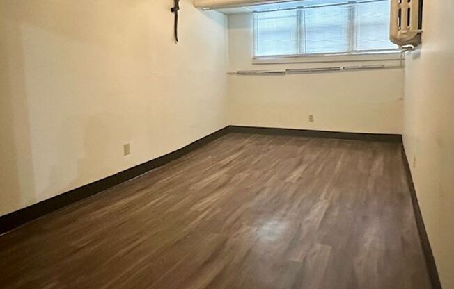 1 bed, 1 bath, 650 sqft, $950, Unit B