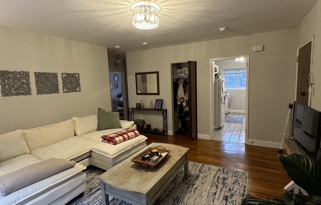 2 beds, 1 bath, $3,000, Unit 6