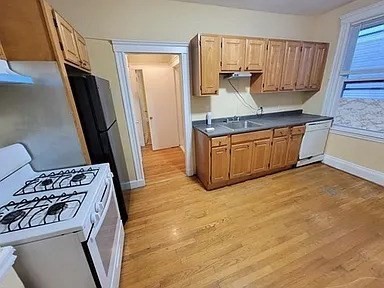 2 beds, 1 bath, 1,000 sqft, $2,200, Unit 3R