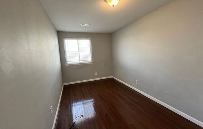 3 beds, 1 bath, $1,900, Unit Unit 2