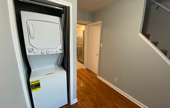 Lovely & Renovated Seton Hill 2bd + den/2ba CAC & W/D! Available 11/1
