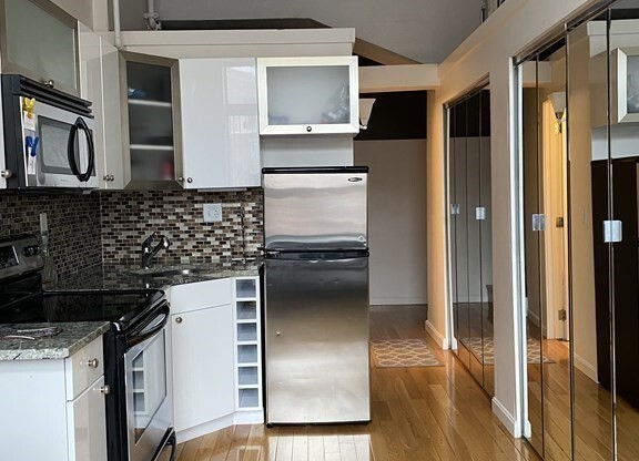 1 bed, 1 bath, 400 sqft, $2,800, Unit 328