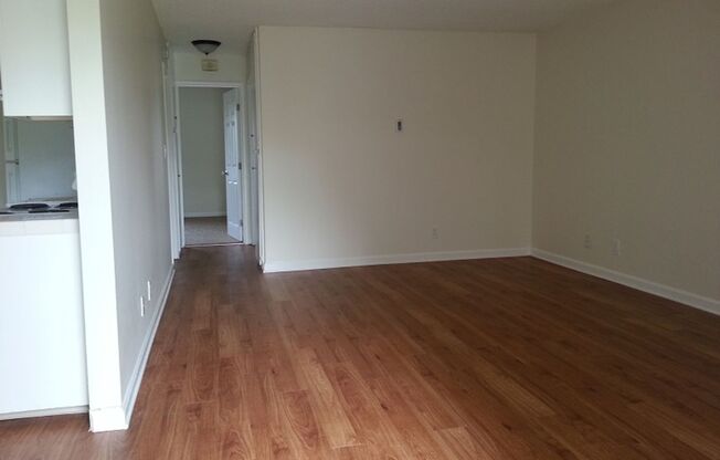 2 beds, 1 bath, 875 sqft, $2,200, Unit B04