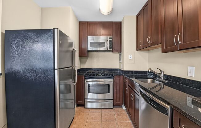 Light-filled 1Bd/1Bth in West End Condos in Alexandria!