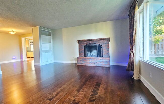 Charming 4 Bed 2 Bath Rambler with Office/Den in Benson Hilll, Renton WA.