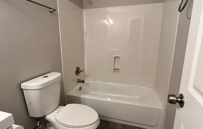 2 beds, 1 bath, 740 sqft, $1,225, Unit 2912 E Roeser Rd. #2