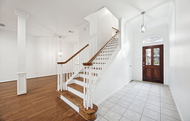 Beautiful Home Near University of St. Thomas