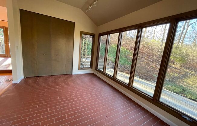 Glenview Hills HUGE 3 Bedroom 2.5 Bath Home with Privacy