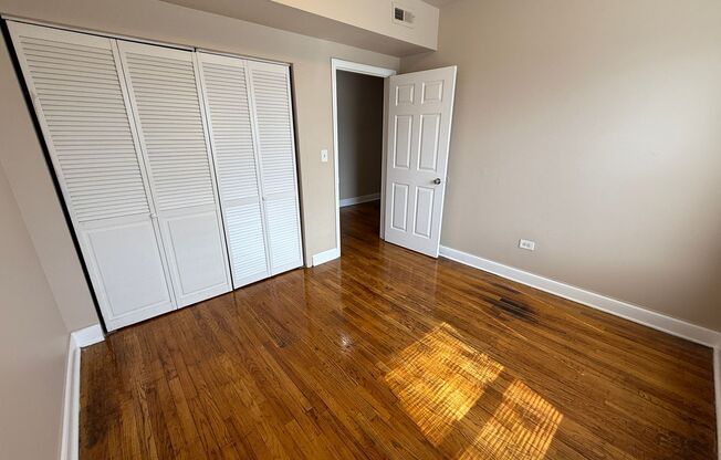 3 beds, 1 bath, $1,300, Unit 4834 #302