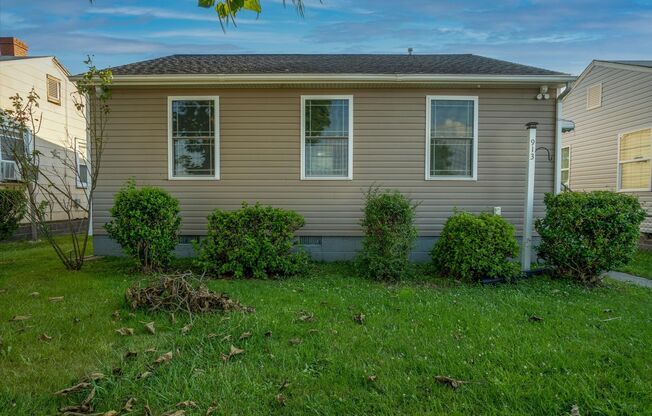 Cozy 2 Bedroom, 1 Bathroom Home in Manchester Available July 11th!