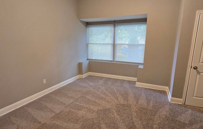 Huge 3-level 6 Bedroom - 2,500 sq/ft!