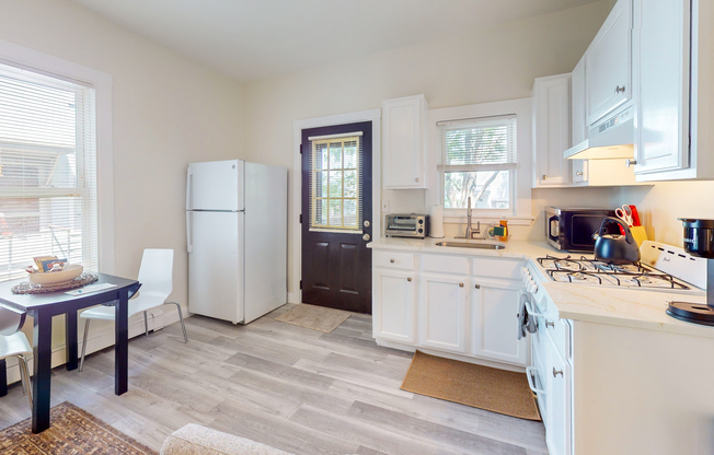 24 HEWS ST