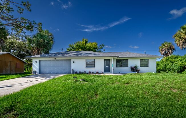 PET FRIENDLY. TOTALLY UPDTAED- CLOSER TO MANASOTA KEY BEACH