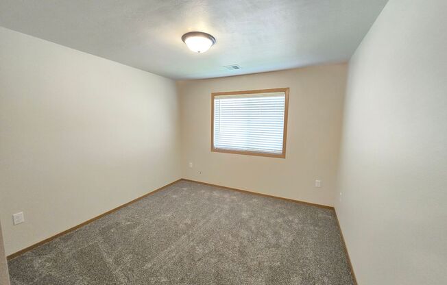 2 beds, 1 bath, 1,090 sqft, $1,230, Unit 3400 303