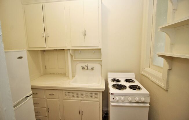 "Avon Apartments" - 6 E. Read St