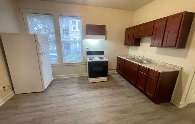 2 beds, 1 bath, $1,600, Unit 1650 # 1R