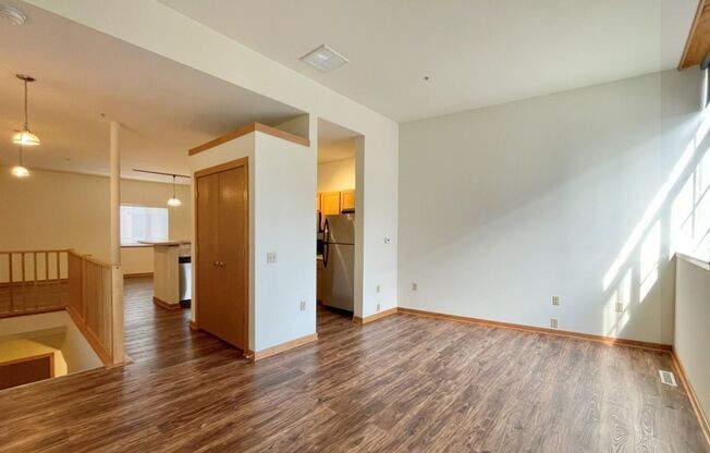 2 beds, 1 bath, 864 sqft, $2,050, Unit 127