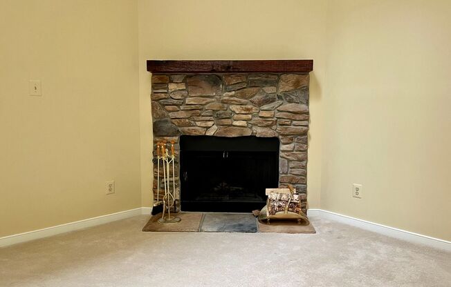 Charming 2 Bedroom/2 Bathroom Apartment Unit in Pond Condos!