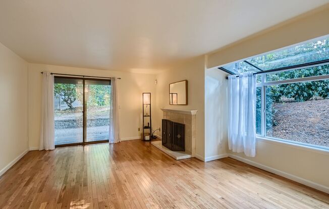 Perfect Kirkland Condo w/ 2bd & 1bth. Private and Secluded