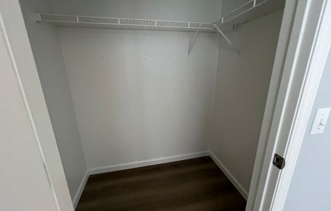 2 beds, 1 bath, $1,450, Unit # 1050